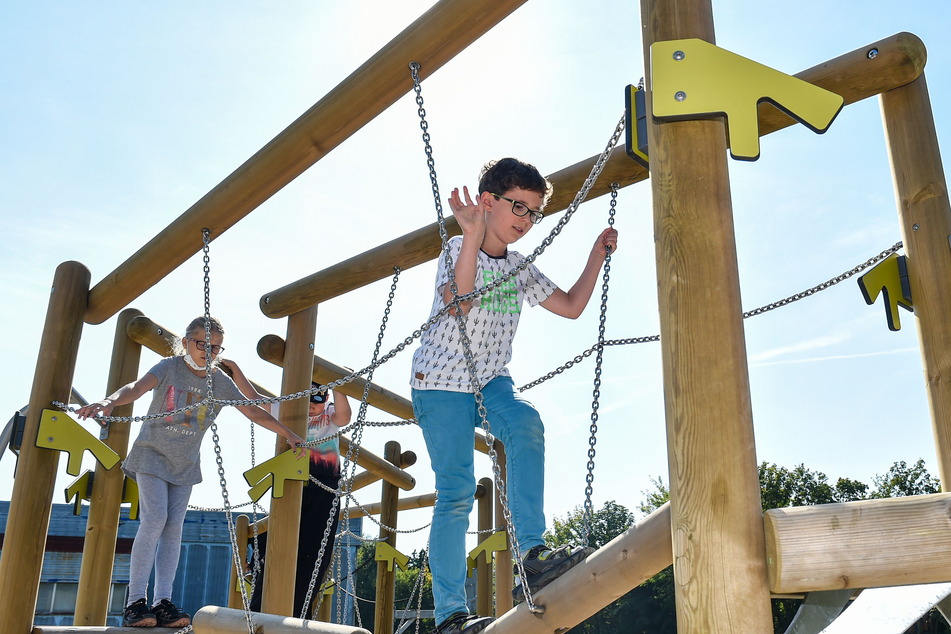 Ohne langes Zögern wird der neue Kletter-Spielplatz von den Schülern sofort ausprobiert.