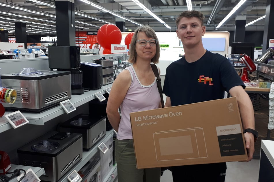 Eine LG-Mikrowelle soll es sein: Phillip (21) und Susanna Vanselow (49) haben kurz nach der Neueröffnung zugegriffen.