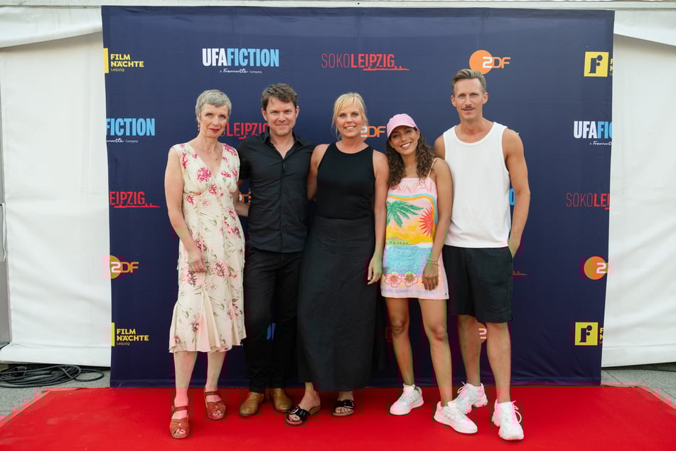 Die Darsteller feierten den besonderen Abend mit ihren Fans (v.l.: Anna Stieblich, Steffen Schroeder, Melanie Marschke, Amy Mußul, Johannes Hendrik Langer).