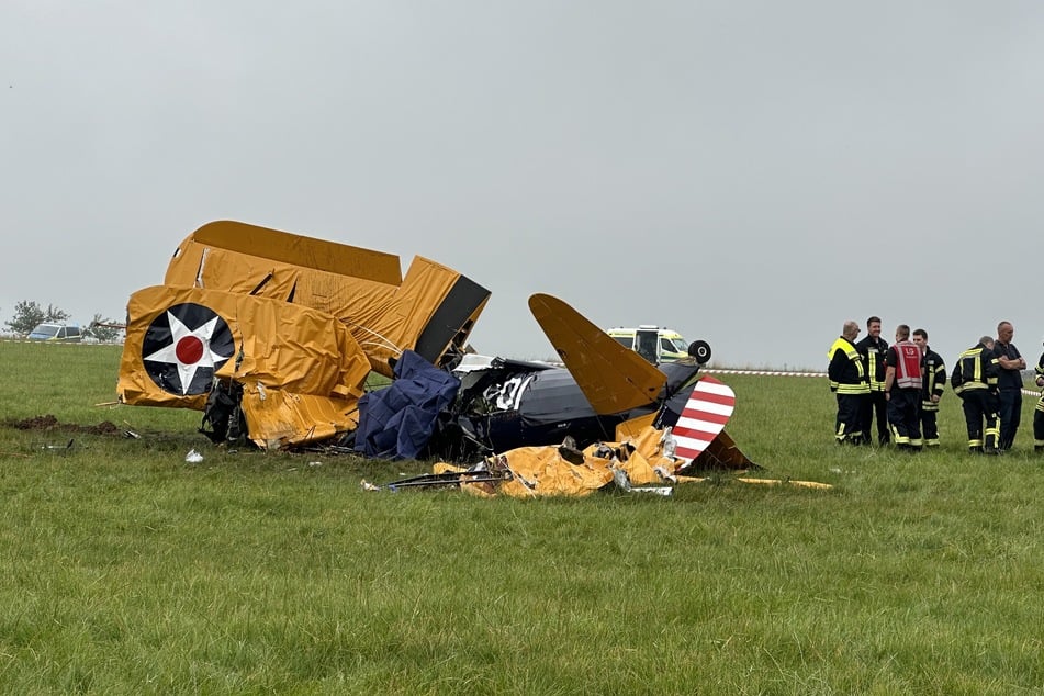 Das Kleinflugzeug war am Freitagmittag im Kreis Euskirchen auf ein Feld gestürzt.