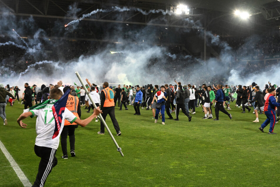 Schon im Mai 2022 fielen die Anhänger von Saint-Étienne mit einem Platzsturm negativ auf.