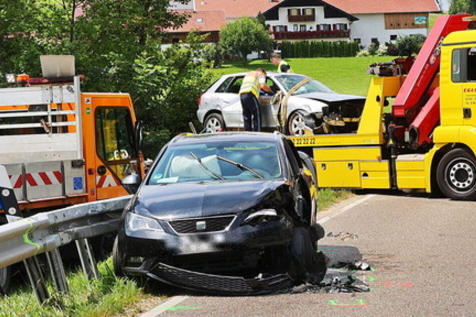 Bei einem schweren Frontalunfall im Landkreis Traunstein sind vier Personen teils lebensgefährlich verletzt worden.