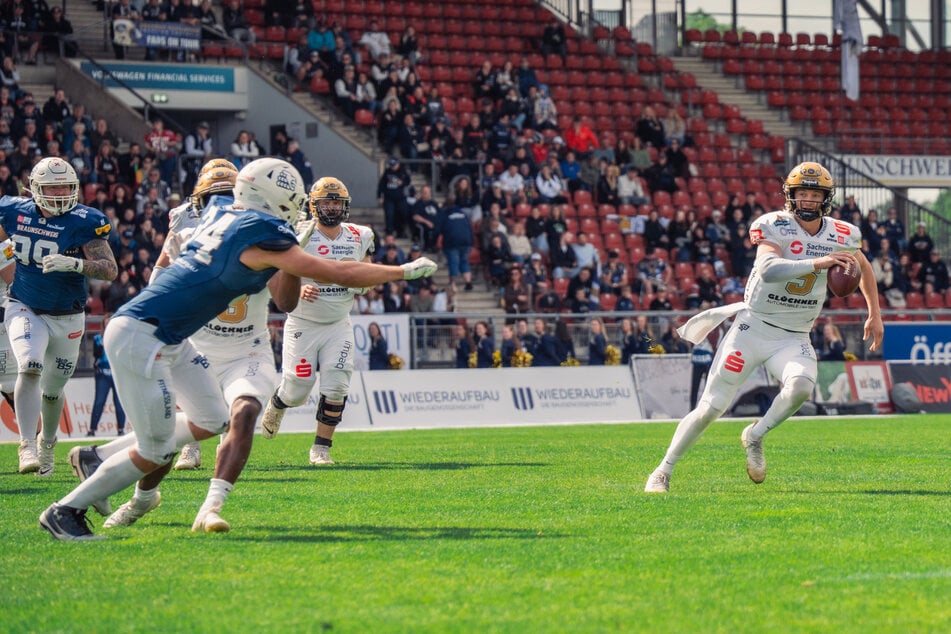 Dresdens Quarterback Rocky Lombardi (r.) war häufiger auf der Flucht. Machte dadurch auch Fehler.