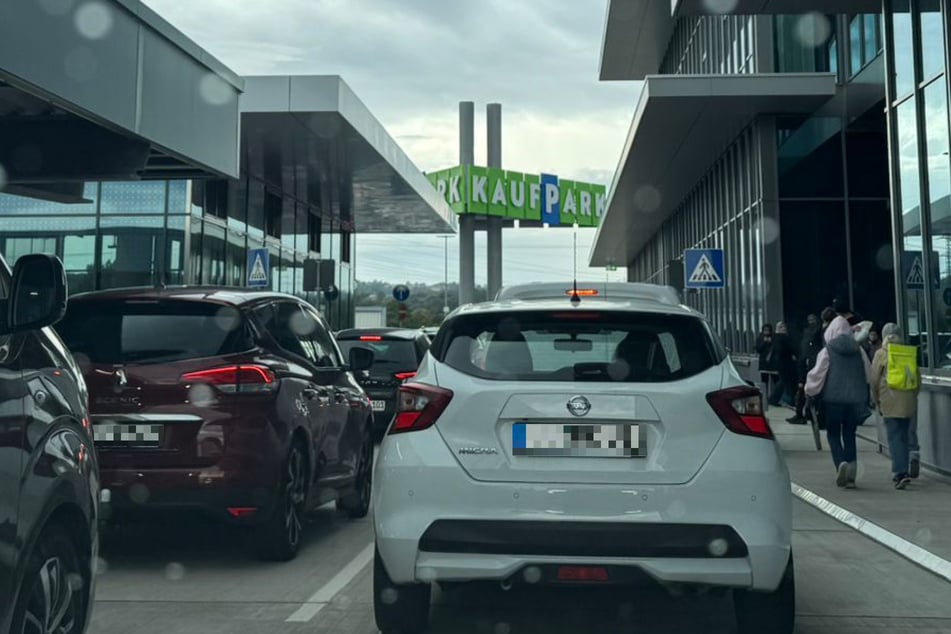 Das Shopping-Erlebnis im Kaufpark Dresden musste am Samstagnachmittag wegen eines Feueralarms unterbrochen werden. Es kam zum Autostau.