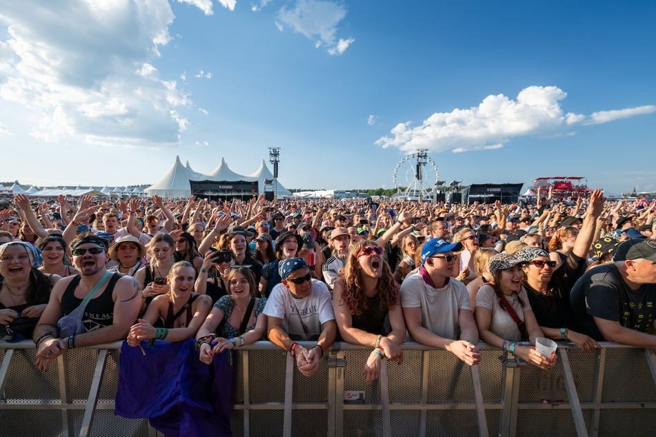 Trotz der Hitze: Besucherinnen und Besucher des Southside-Festivals sangen beim Auftritt des Sängers Bosse kräftig mit.