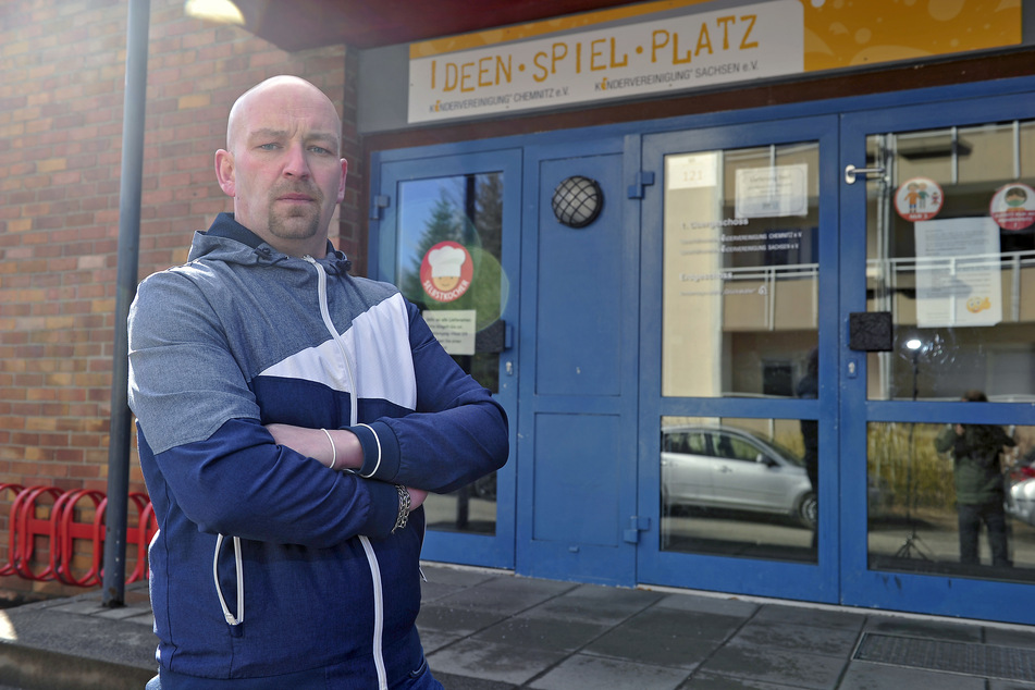 Thomas Strobel (39) ist irritiert: Die Kita "Glückskäfer" wurde geschlossen, doch weder er noch sein Sohn müssen in Quarantäne.