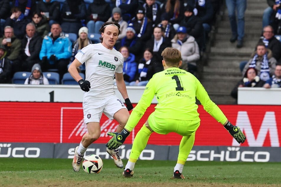 Mirnes Pepic (29, h.) tauchte vor Arminen-Keeper Jonas Kersken auf. Den Ball brachte aber auch er nicht an ihm vorbei. Pepic machte in Bielefeld ein gutes Spiel.