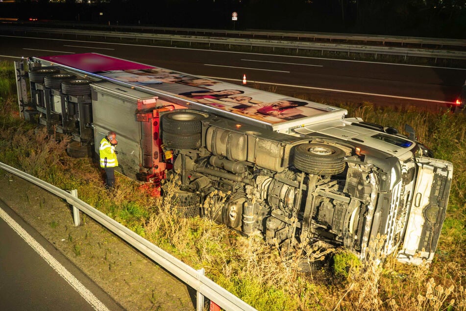 Der LKW kippte in den Straßengraben.