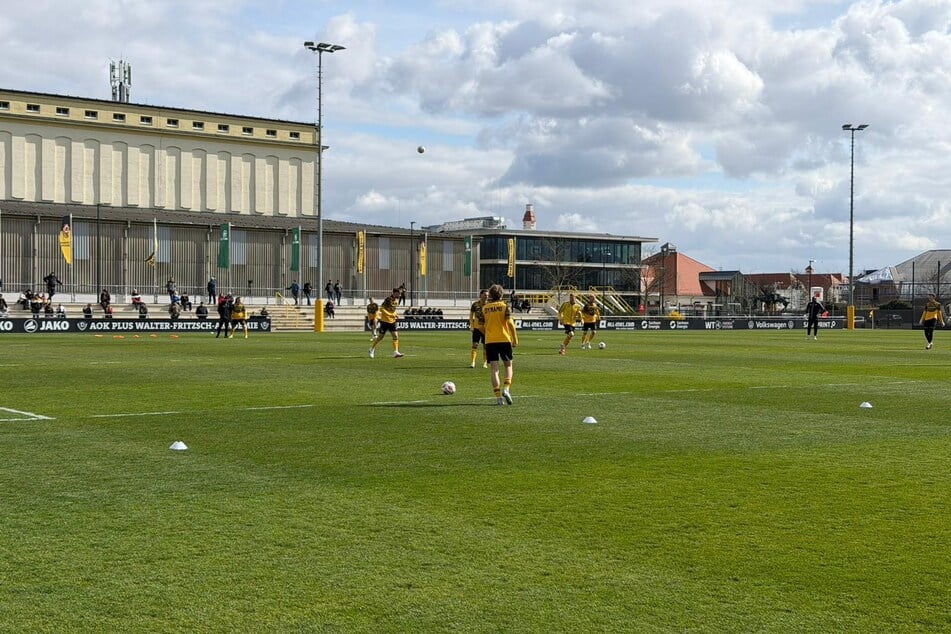 Die Dynamos machen sich auf dem Platz warm.