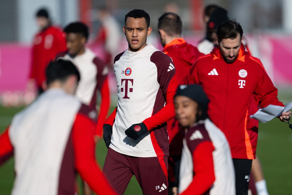Der Abwehrspieler (M.) soll beim Club den nächsten Schritt machen.