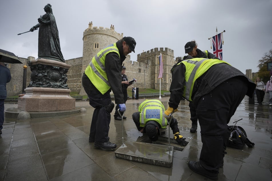 Einsatzkräfte der Polizei führten bereits vor Tagen Untersuchungen vor Schloss Windsor durch. Die Protestaktion verhinderten sie jedoch nicht.