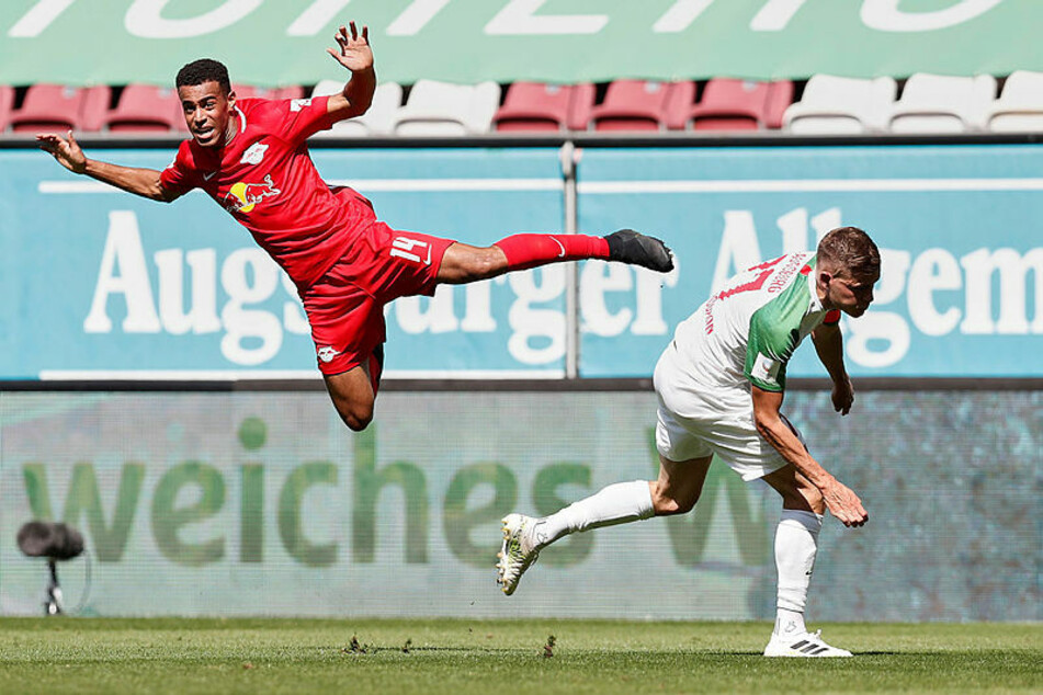 Volle Zweikampfhärte: Tyler Adams hebt nach einem Zusammenprall mit Alfred Finnbogason ab.