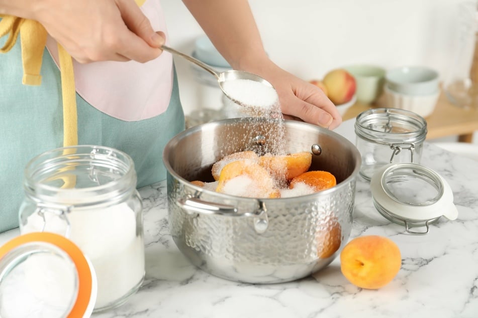 Um Aprikosenmarmelade zu kochen werden nur vier Zutaten benötigt.