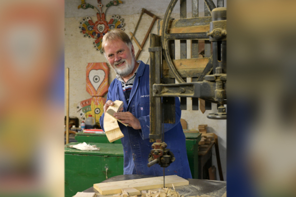 Der Rentner schleift in seiner Werkstatt Holz für sein nächstes Werk.