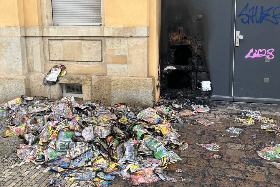 Bislang Unbekannte zündeten am frühen Samstagmorgen einen Zeitungsstapel auf der Leisniger Straße in Pieschen an.