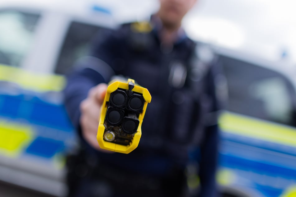 Polizisten in Sachsen-Anhalt sollen schon bald sogenannte Taser einsetzen dürfen. (Symbolfoto)