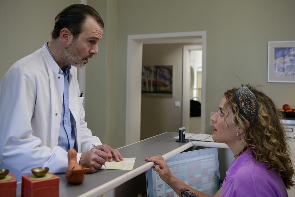 Mandy Petersen, gespielt von Morgane Ferru (34), arbeitet als medizinische Fachangestellte in der Praxis von Nora Kaminski und ist die Ex-Freundin von Kai.