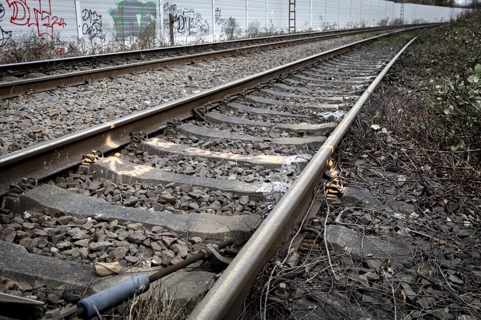 An Bahngleisen zwischen Essen und Oberhausen sind Schäden zu erkennen.