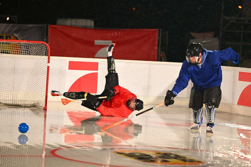 Sudden Death: Mit Bowlingschuhen spielen Emilio Sakraya (liegend) und Bausa auf einer Eisfläche mit "Broomball" eine Art Hockey.