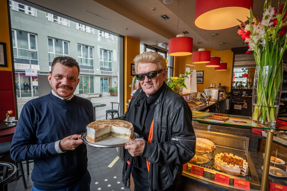 "Fantastisch": Heino ließ sich im Café Michaelis ein Stück Stachelbeer-Baiser-Torte geben.