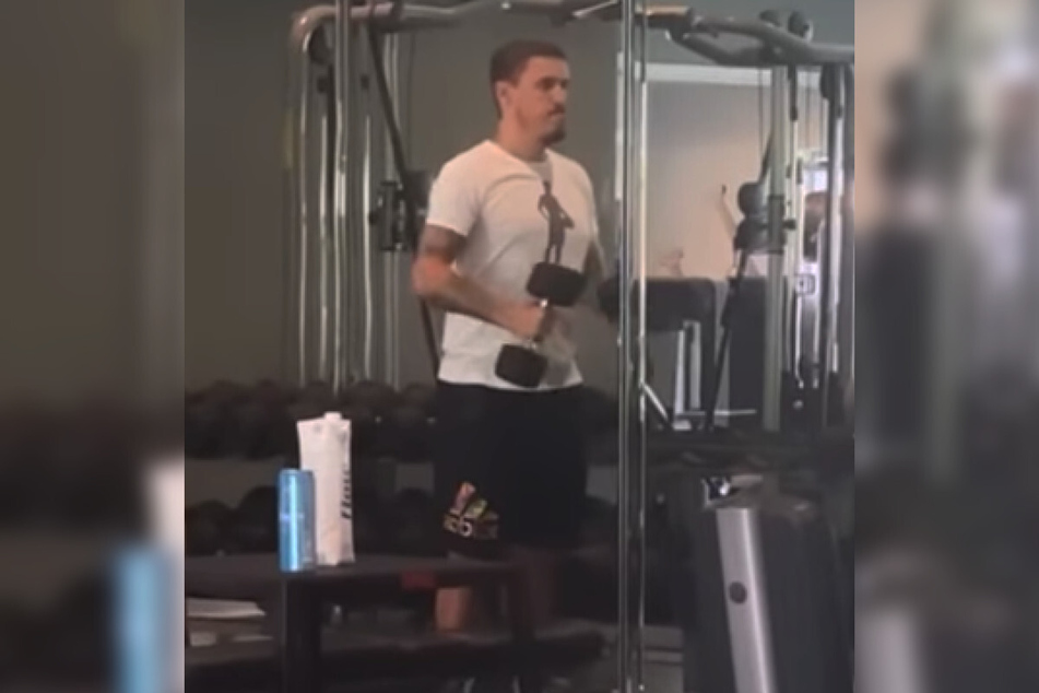 Max Kruse (35) bringt sich in seinem Urlaub im Fitnessstudio in Form.