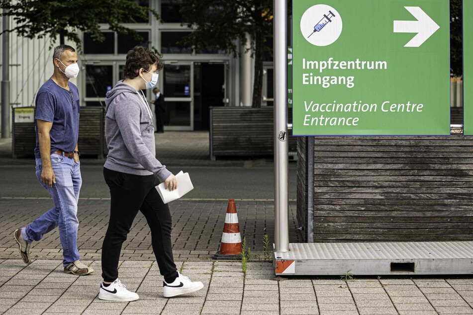 Ein Jugendlicher betritt das Messegelände in Hannover, auf dem sich das Impfzentrum der Region befindet.