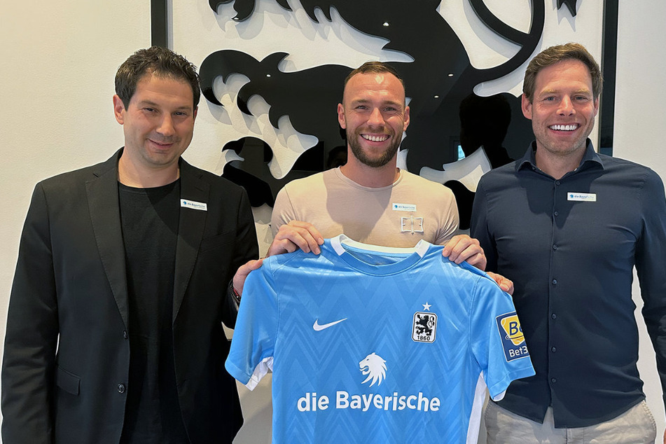 Löwentrainer Argirios Giannikis (43, l.) und TSV-Sportchef Dr. Christian Werner (43, r.) präsentieren ihren neuen Mann im Kader: Patrick Hobsch (29).