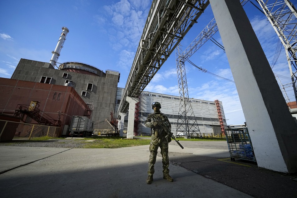 Ein russischer Soldat bewacht einen Bereich des Kernkraftwerks Saporischschja.