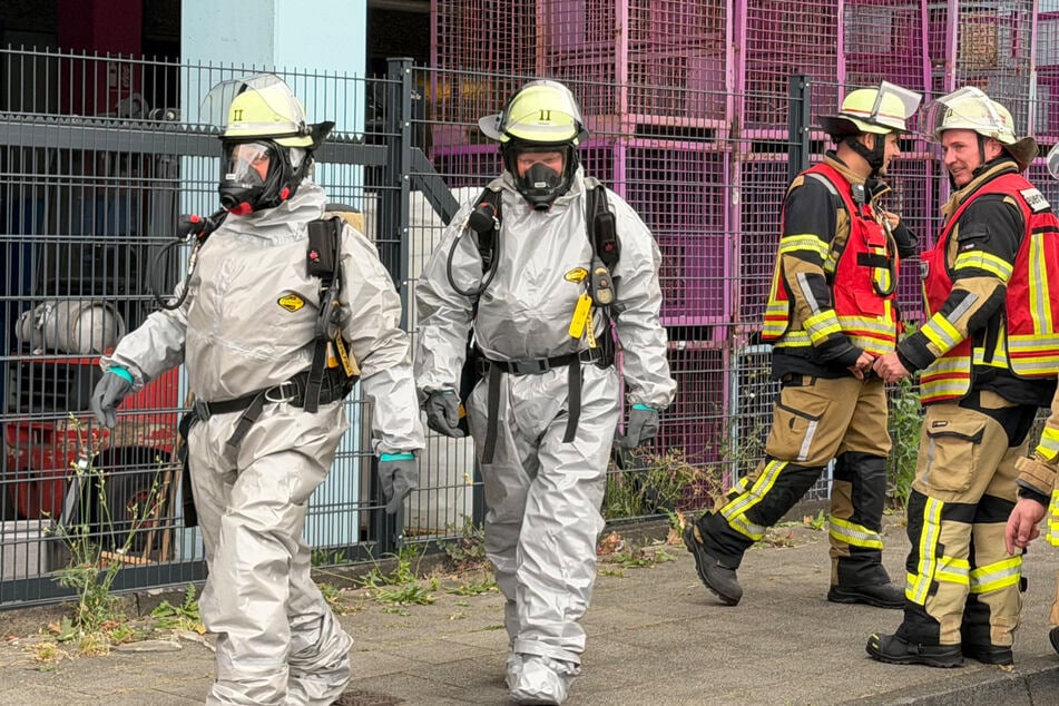 Um sich selbst zu schützen, betraten die Brandbekämpfer den Einsatzort mit speziellen Schutzanzügen.
