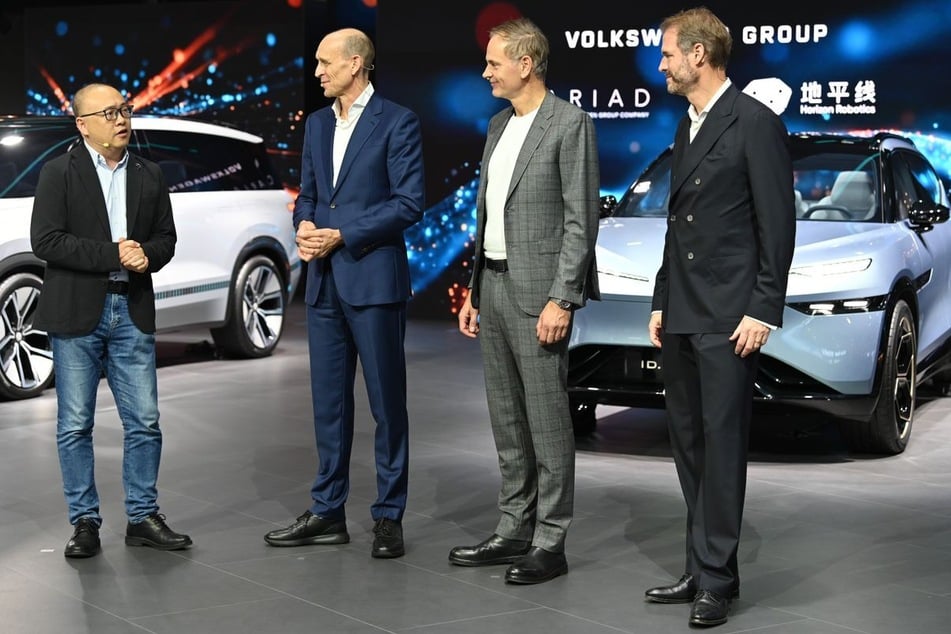 Oliver Blume, CEO des Volkswagen-Konzerns (57, 2.v.r.), hat die Chip-Pläne auf der China International Import Expo (CIIE) angekündigt.