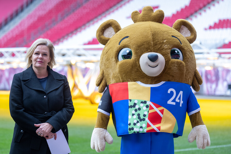 Bundesinnenministerin Nancy Faeser (53, SPD) in der RedBull Arena neben EM-Maskottchen Albärt. Faeser hat die sächsischen Messestadt Vorbereitung auf die UEFA EURO 2024 besucht und sich mit Vertretern von Stadt und Polizei getroffen.