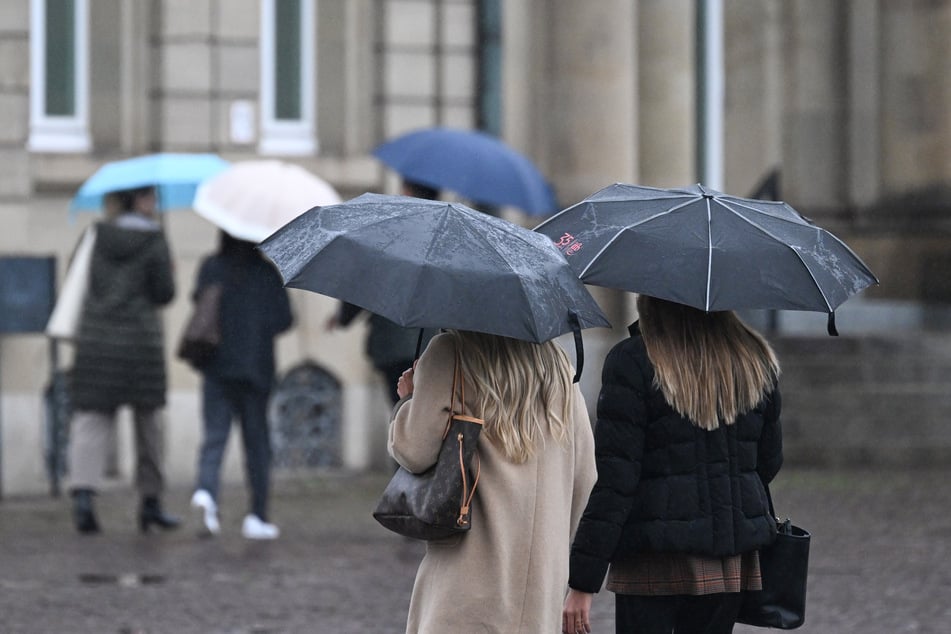Wer heute unterwegs ist, sollte an einen Regenschirm oder eine Kapuzenjacke denken. (Symbolbild)