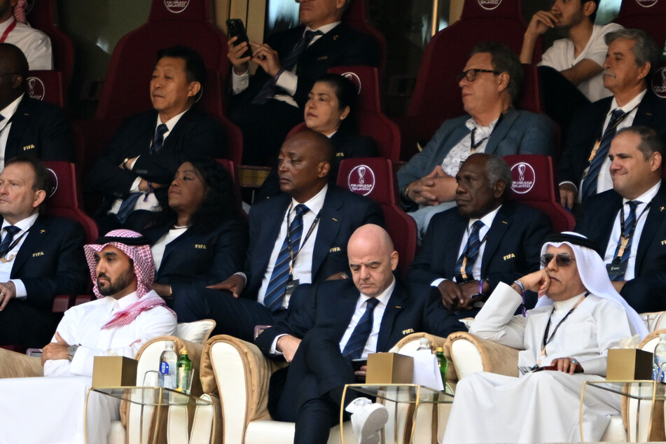 Gianni Infantino (53, M.u.) bei einer WM-Partie von Saudi-Arabien.