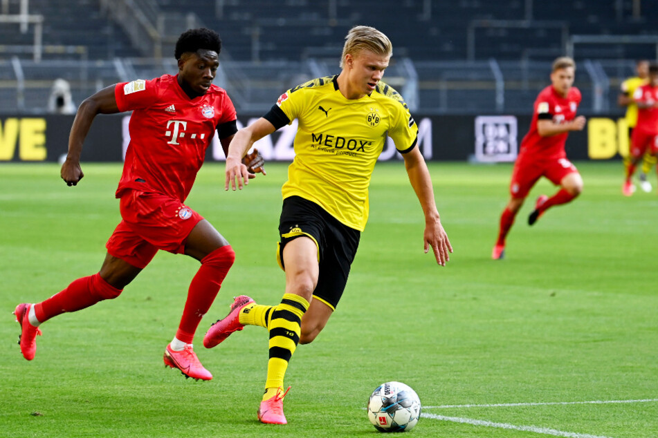 Erling Haaland (r.) beschäftigt die Bayern-Defensive immer wieder stark. Hier muss ihm Alphonso Davies hinterherlaufen.