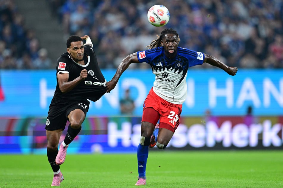 In dieser Szene hatte Dingert auf Offensivfoul von Andréas Hountondji (23, l.) entschieden. Dabei wurde er von HSV-Verteidiger Jordan Torunarigha (28) klar gehalten.