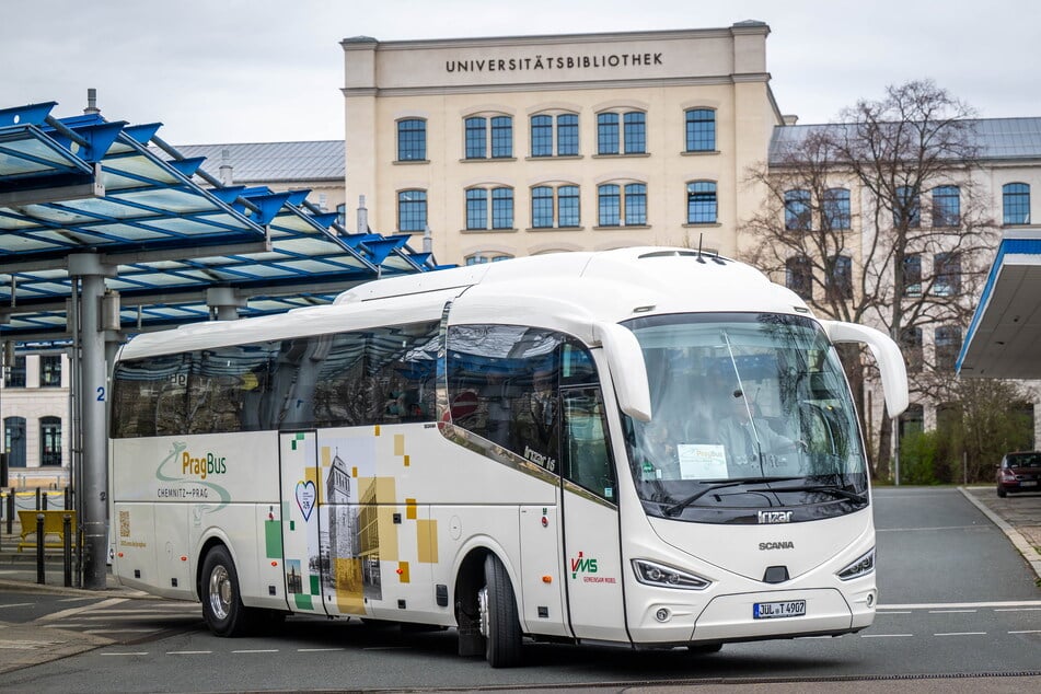 Von April bis November 2025 fuhr der PragBus vom Omnibusbahnhof in die tschechische Hauptstadt.