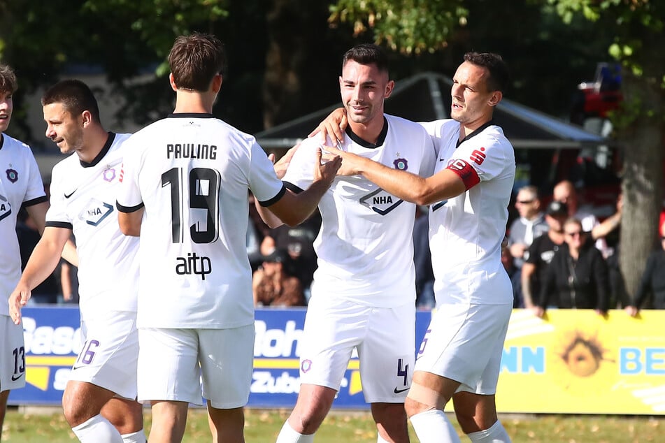 Das 0:4 für Aue schoss Daniel Fišl (M.).