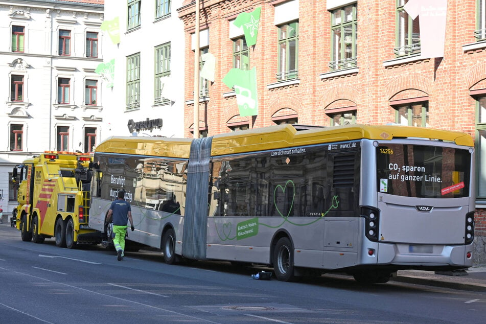 Ein Elektrobus der LVB konnte am Freitag seine Fahrt nicht fortsetzen und musste abgeschleppt werden.