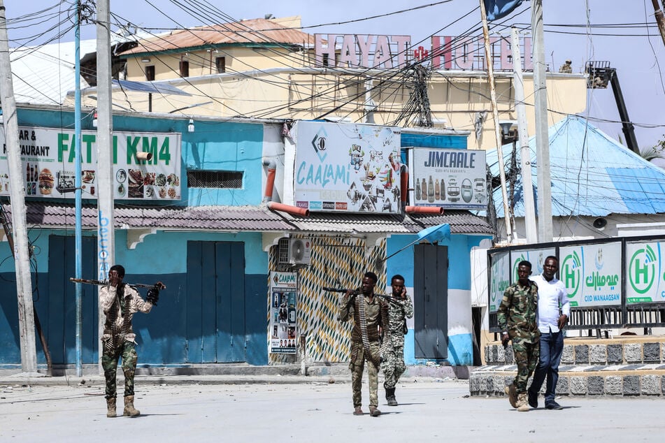 Sicherheitsbeamte patrouillieren in der Nähe des Explosionsortes in Mogadischu.