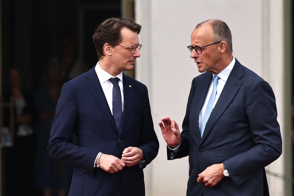 Obwohl sie beide Führungspersonen der CDU sind, werden NRW-Ministerpräsident Hendrik Wüst (51, l.) und Bundeskanzler Friedrich Merz (70) von den Bürgerinnen und Bürgern unterschiedlich bewertet.