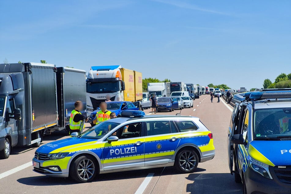Die A14 musste komplett gesperrt werden - es folgte ein kilometerlanger Stau.