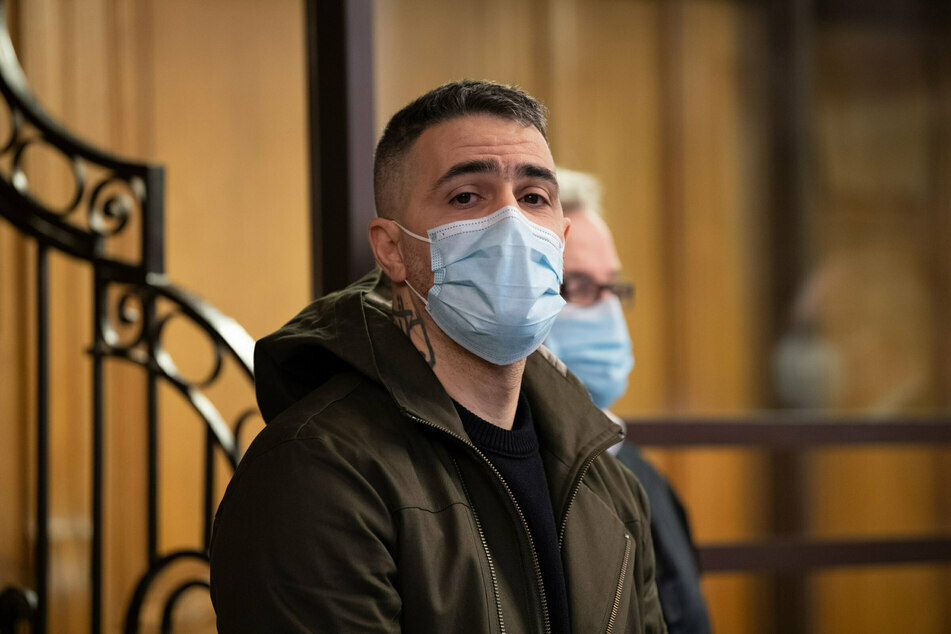 Anis Mohamed Youssef Ferchichi (44), bekannt unter dem Künstlernamen Bushido, sitzt als Nebenkläger im Prozess gegen den Chef eines bekannten arabischstämmigen Clans und drei seiner Brüder in einem Gerichtssaal.