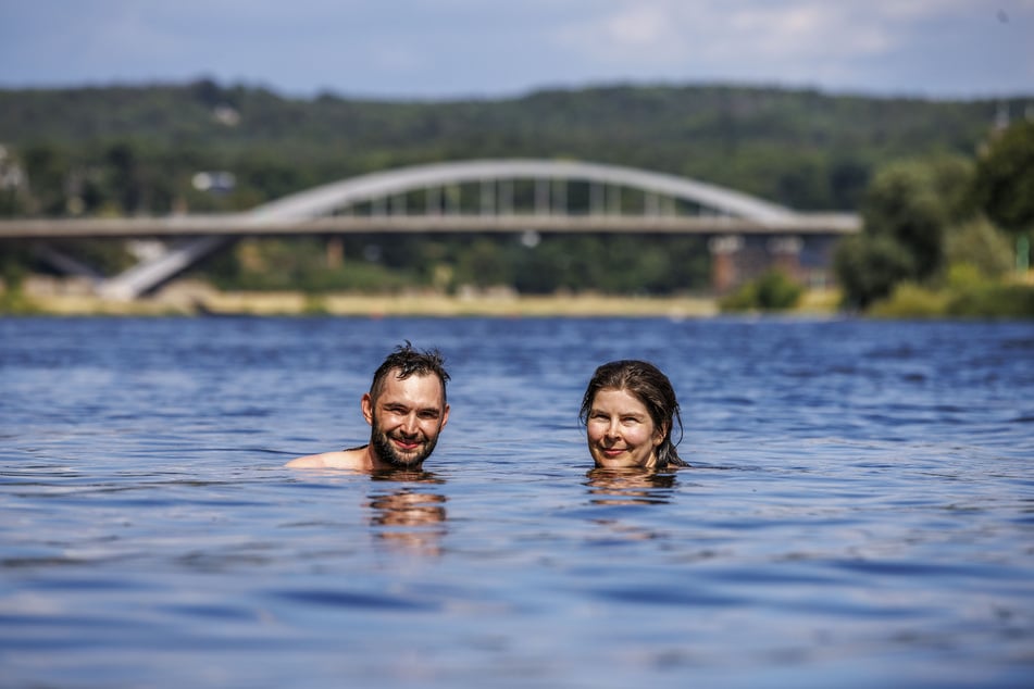 Basti (33) und Frida (36) suchen Abkühlung in der Elbe.