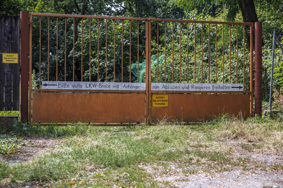 Gegenüber der Einfahrt zum Polizeirevier Dresden Nord - und somit rund einen Kilometer entfernt vom Zollamt - ist dieser Hinweis angebracht.