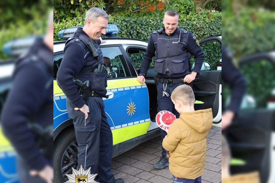 Zwei Beamte sorgten am Dienstag für strahlende Kinderaugen.