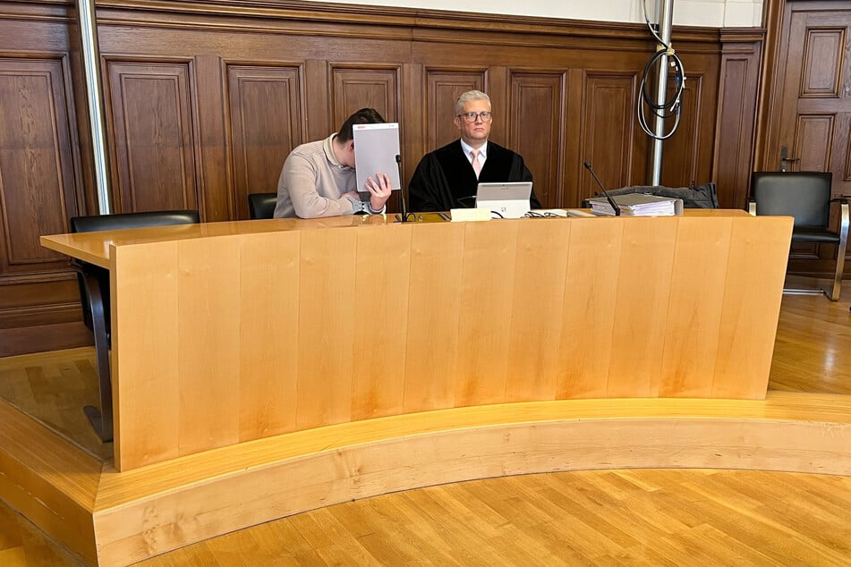 Der Angeklagte (l.) sagte vor Gericht, dass er seiner Mutter mit einem Fleischklopfer einen Schlag verpasst habe.