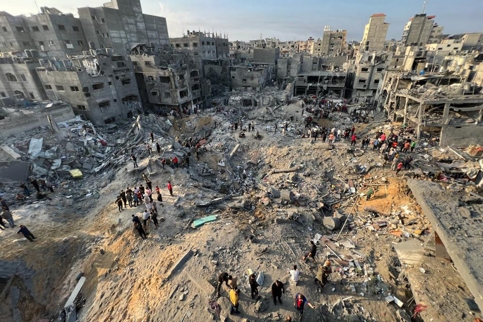 Laut der Gesundheitsbehörde der Hamas wurden innerhalb von 24 Stunden 126 Palästinenser im Gazastreifen getötet. Das Foto zeigt das von israelischen Luftangriffen getroffene Flüchtlingslager Dschabalia im nördlichen Gazastreifen.