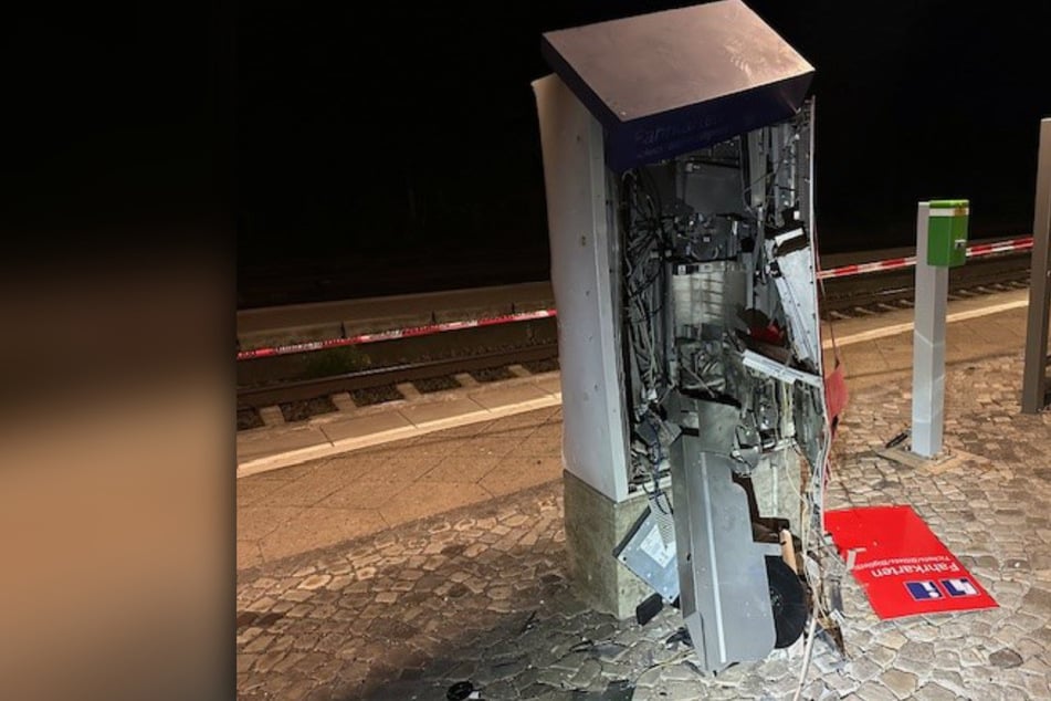 Täter sprengen Fahrkartenautomat - und verlieren die Hälfte ihrer Beute