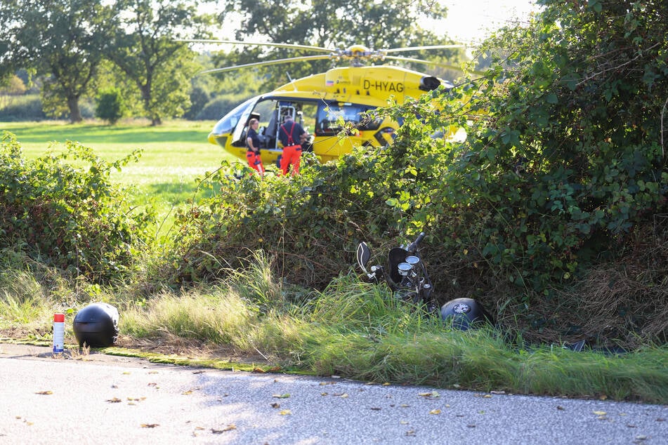 Eine Motorradfahrerin starb bei einem schweren Unfall auf der Landstraße.