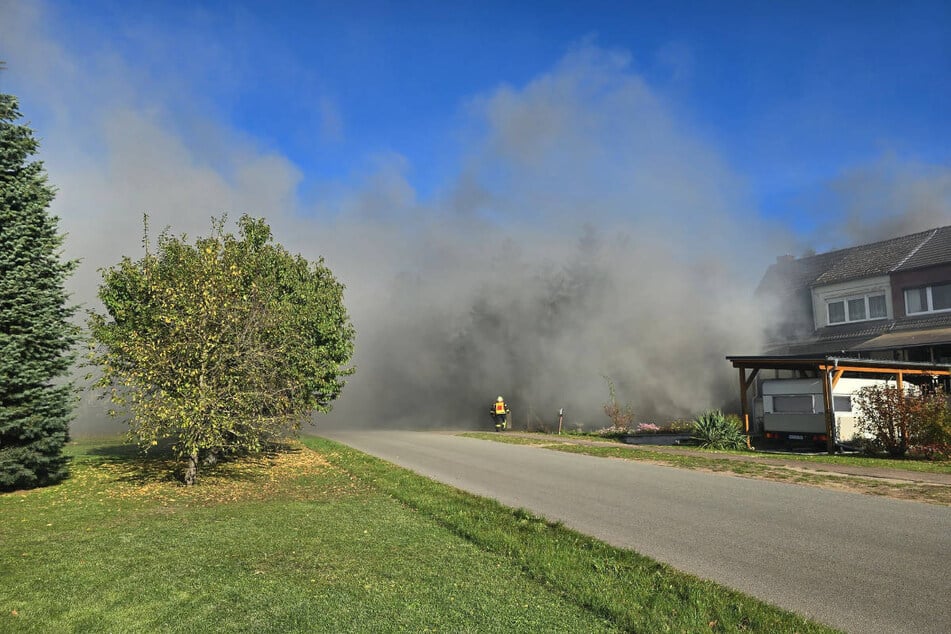 Brand in ehemaligem Stall: Feuerwehr macht grausige Entdeckung